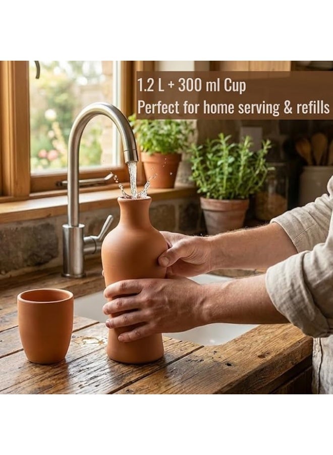 طقم زجاجة ماء تقليدية مصنوعة يدويًا من الفخار مع كوب، يتضمن إبريق ماتكا بسعة 1.2 لتر وكوب بسعة 300 مل (عبوة من 1)، مصنوع من الفخار الطبيعي لحفظ الماء البارد - Image 3